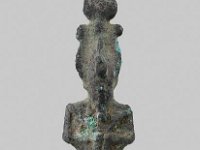 Aeg B 15  Aeg B 15, Gegend von Assuan, Spätzeit, Osiris, Bronze, H 9,4 cm, B 2,4 cm, T 1,1 cm : Bestandskatalog Ägypten, Museumsfoto: Claus Cordes